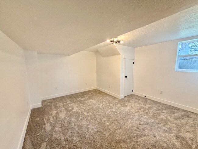 Building Photo - 651 N 800 W St