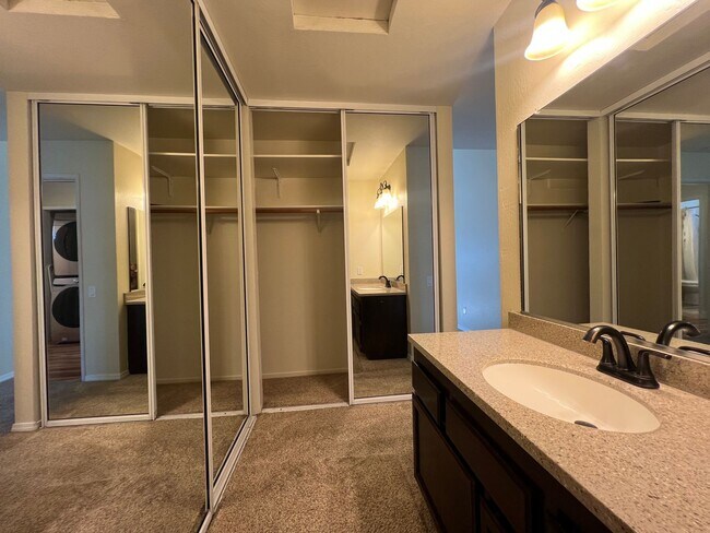 Building Photo - Modern & Renovated 2 Bed | 2 Bath Condo