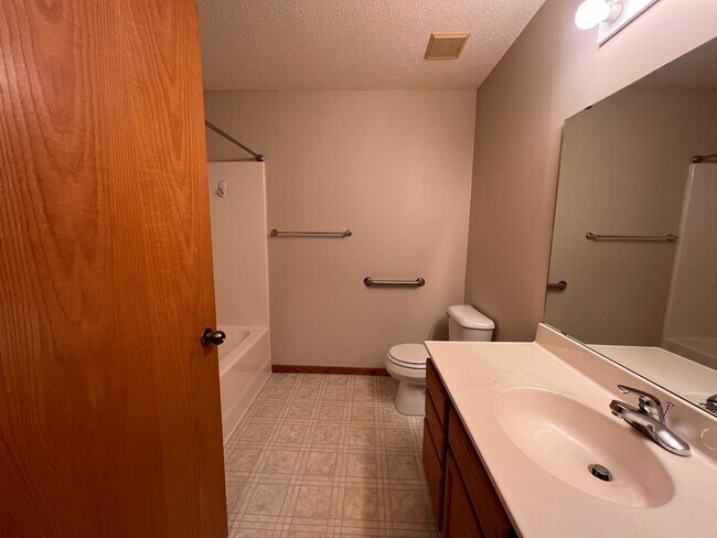 Building Photo - Great Single Level 2 Bedroom Townhome