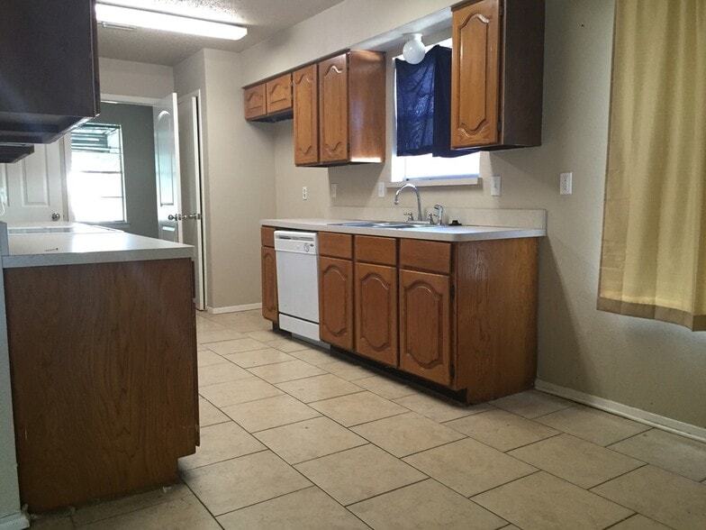 Building Photo - 2912 Emerald Dr