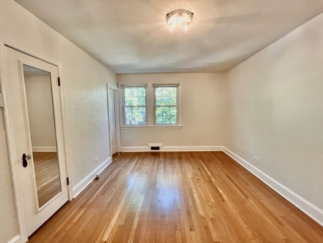Building Photo - Great 4 BR 3 BA townhouse in great quiet s...
