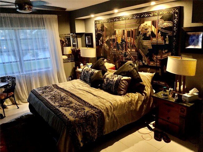 Building Photo - 877 NE 195th St