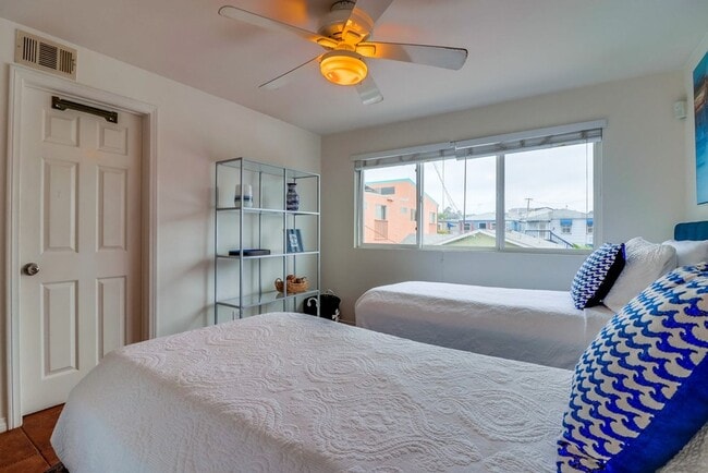 Building Photo - Private Rooftop Deck South Mission Beach