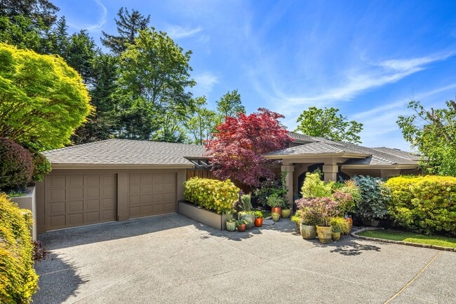 Building Photo - 7447 W Mercer Way