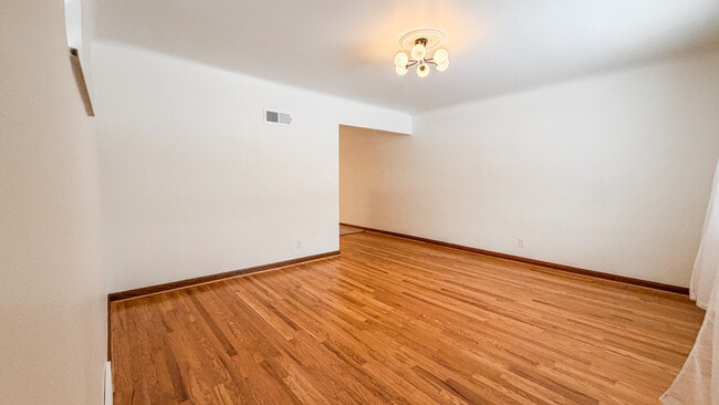 Building Photo - 5819 Jamieson Ave