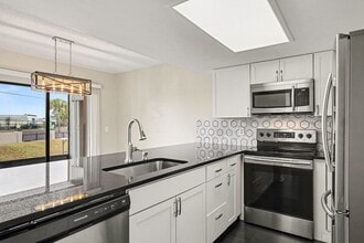 Building Photo - 1011 Clearmont St NE