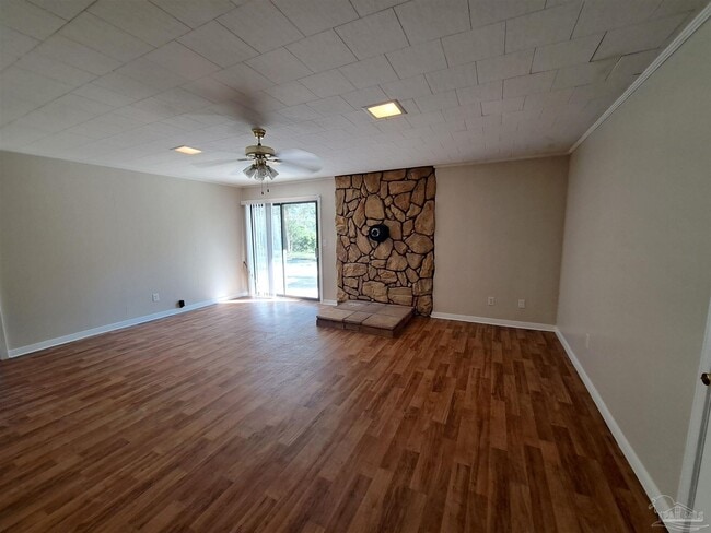 Building Photo - 8598 Meadowbrook Dr