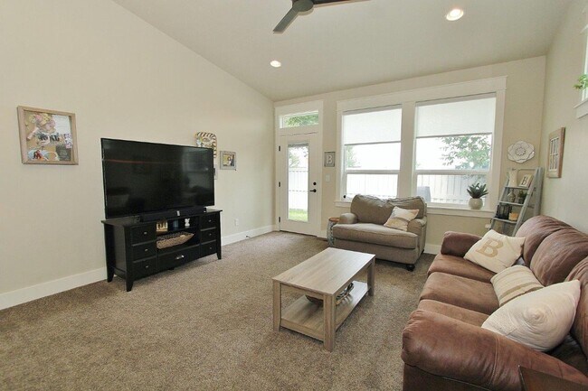 Building Photo - Lovely 4 bed 2 1/2 bath Home in Meridian, Available first week of July