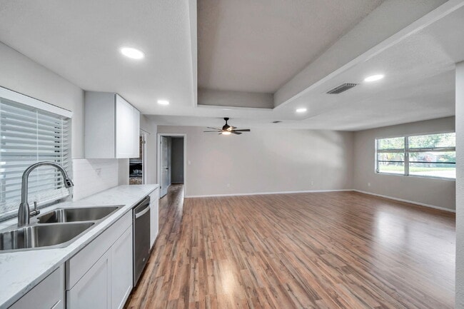 Building Photo - Modern, Move-In-Ready 3/2 Home with Spacious Yard & Garage |