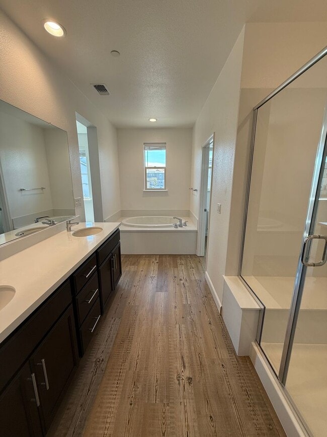 Building Photo - 2460 Cinnabar Dr