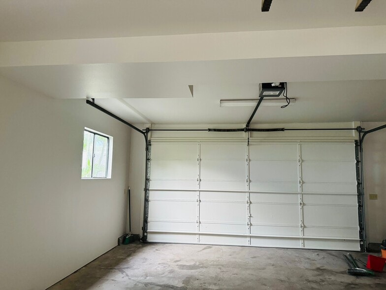 Garage - 76-6125 Royal Poinciana Way