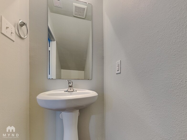 Building Photo - 5706 Treasure Cove Rd