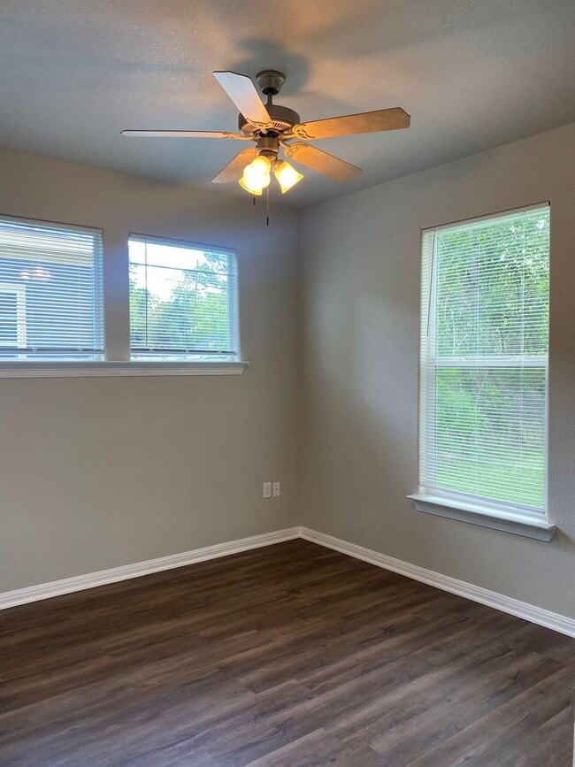 Building Photo - Charming 2 BR / 2 BA Beaumont home — updat...