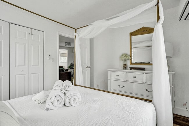 Building Photo - 311 SE 3rd Ave