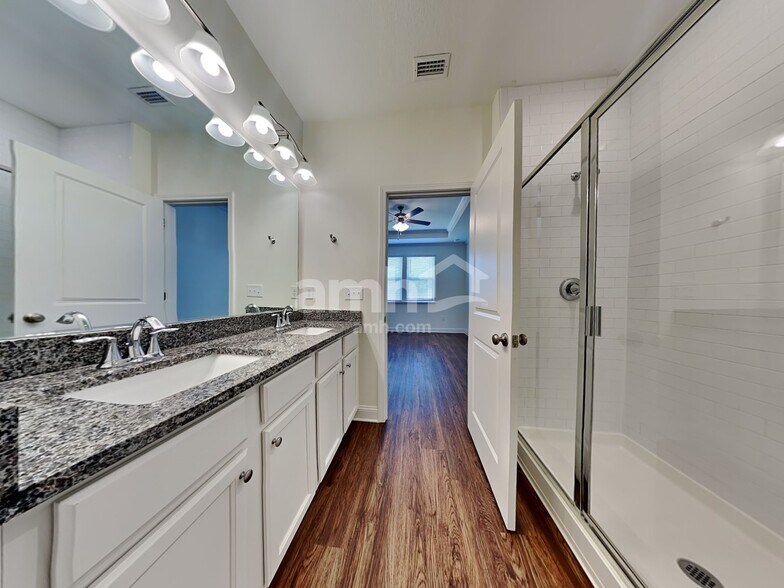 Building Photo - 163 Banyan Frst Dr