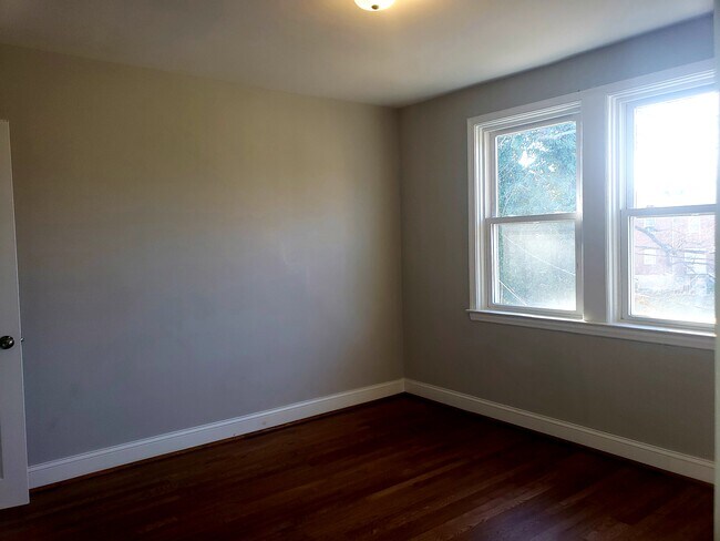Building Photo - 5644 Midwood Ave