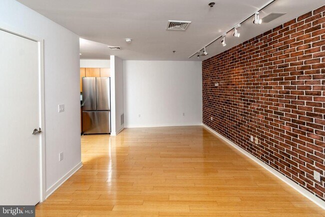 Building Photo - 36 Moore St