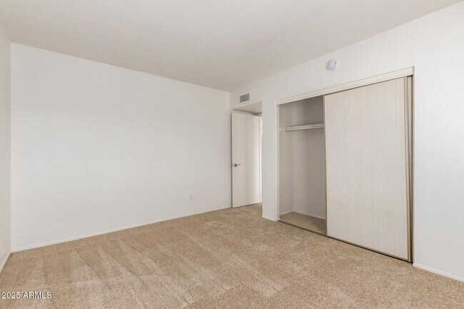 Building Photo - 2128 E Villa Ct