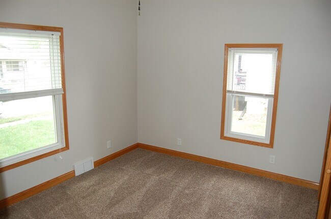 Building Photo - Cute & clean and close to campus!