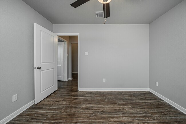 Building Photo - 602 Hollyhock Dr