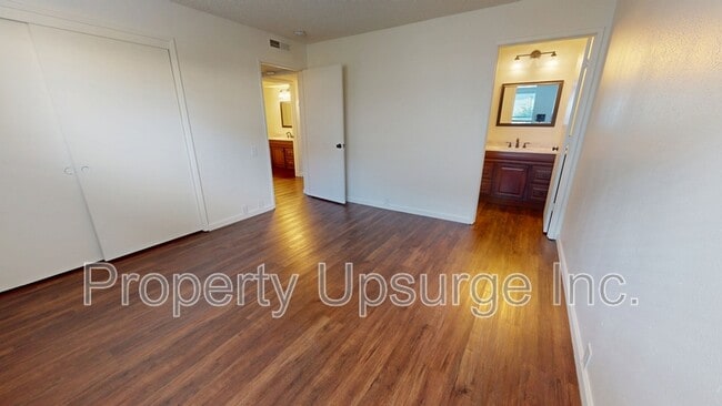 Building Photo - 915 Lakeside Dr