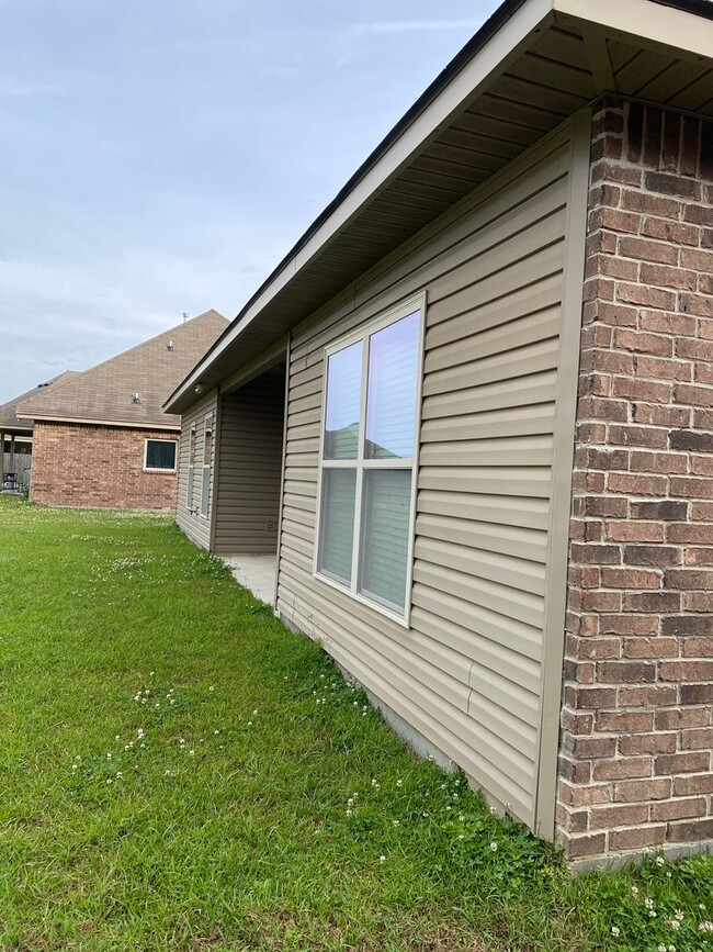 Building Photo - Beautiful 3 bedroom home