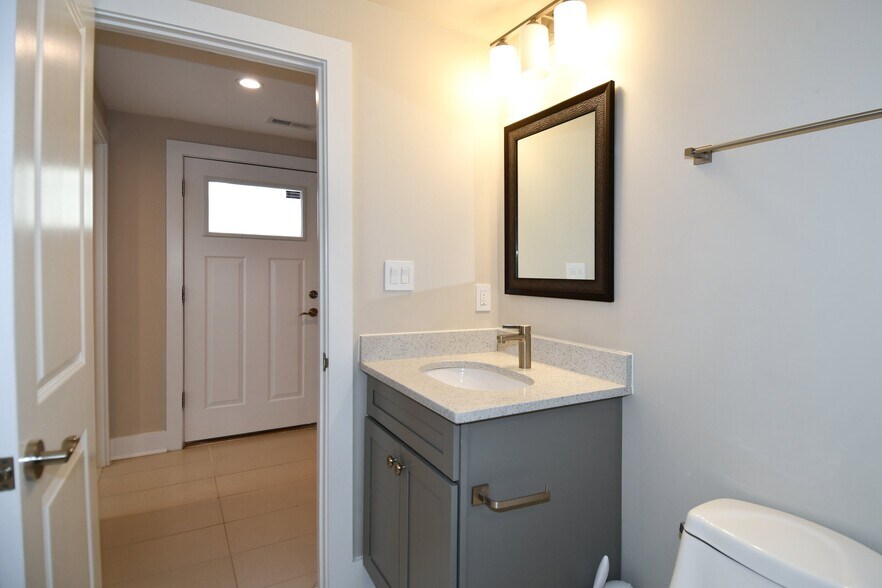 Building Photo - 901 Lawrence St NE