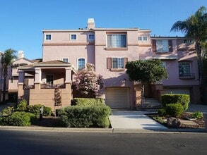Building Photo - Beautiful Townhouse | Prime Location