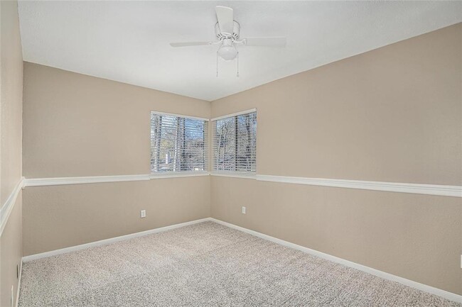 Building Photo - 2815 Parkwood Manor Dr