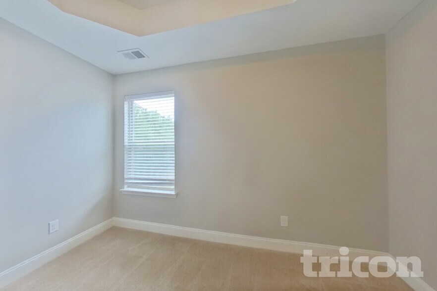 Building Photo - 2102 Farmdale Ct NE