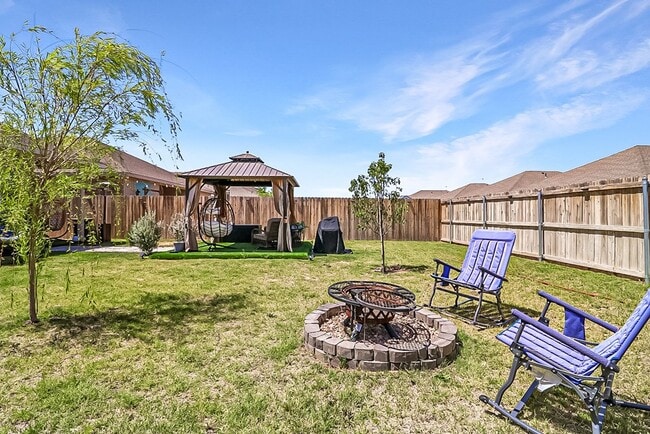Building Photo - 6402 Oracle Dr