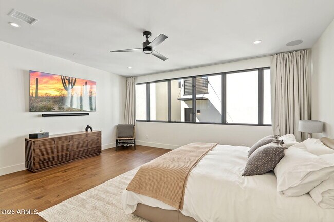 Building Photo - 6916 E 2nd St