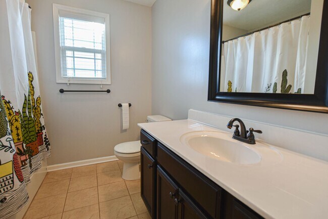 Building Photo - Pet Friendly Four Bedroom with Bonus!