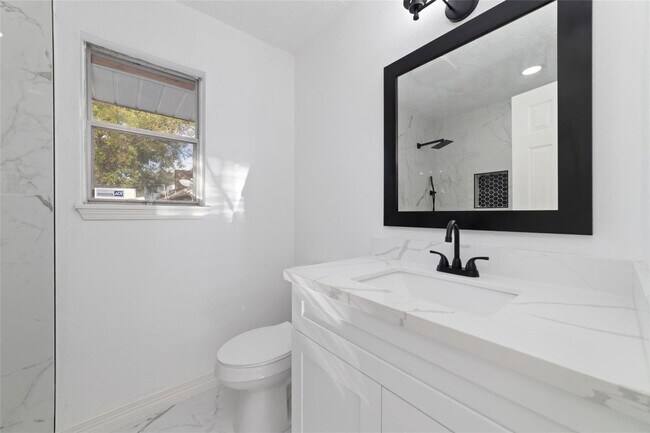 Building Photo - 9114 Mahoning Dr