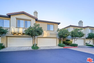 Building Photo - 915 Somerville