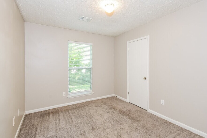 Building Photo - 440 Creekside Ct