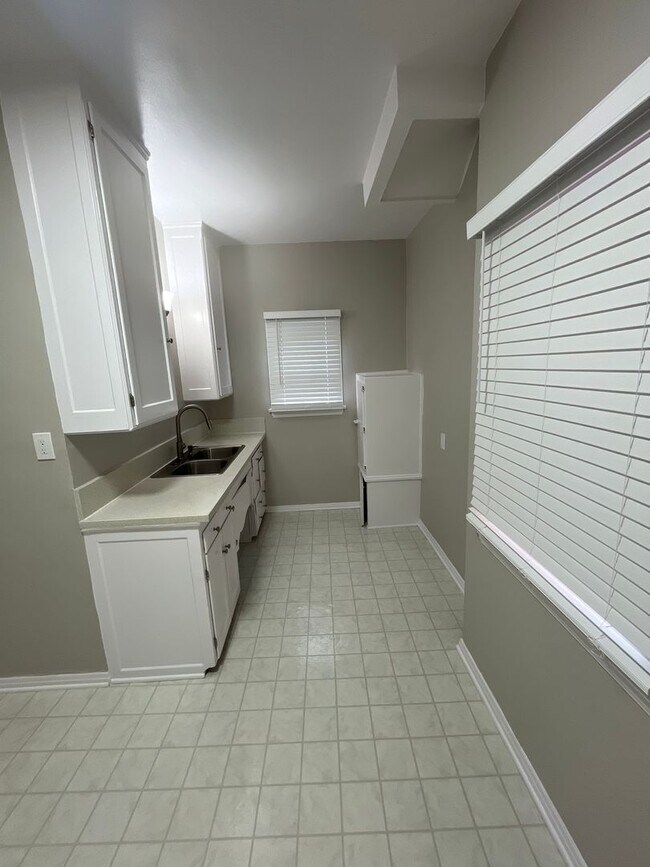 Building Photo - SPACIOUS 1 BEDROOM 1 BATH DOWNSTAIRS JUST ...