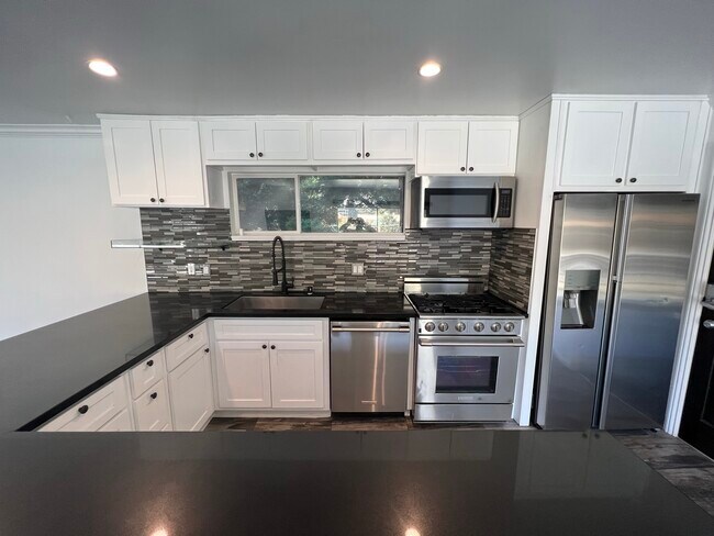 Building Photo - 6121 Glen Holly St