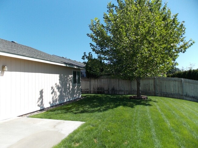 Building Photo - 8813 W Bonnie Ave