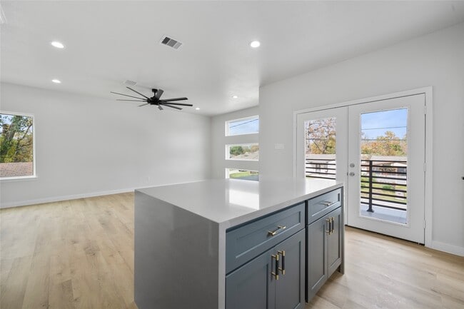 Building Photo - 7220 S Hall St