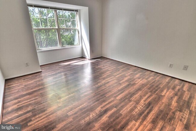 Building Photo - 1702 Ascot Way