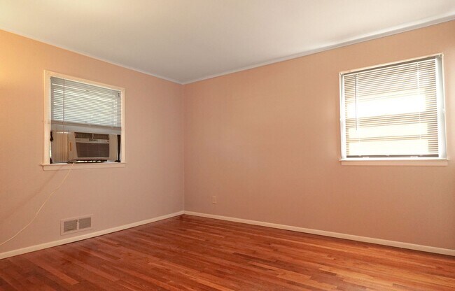 Building Photo - 3 Bedroom Plainview Split
