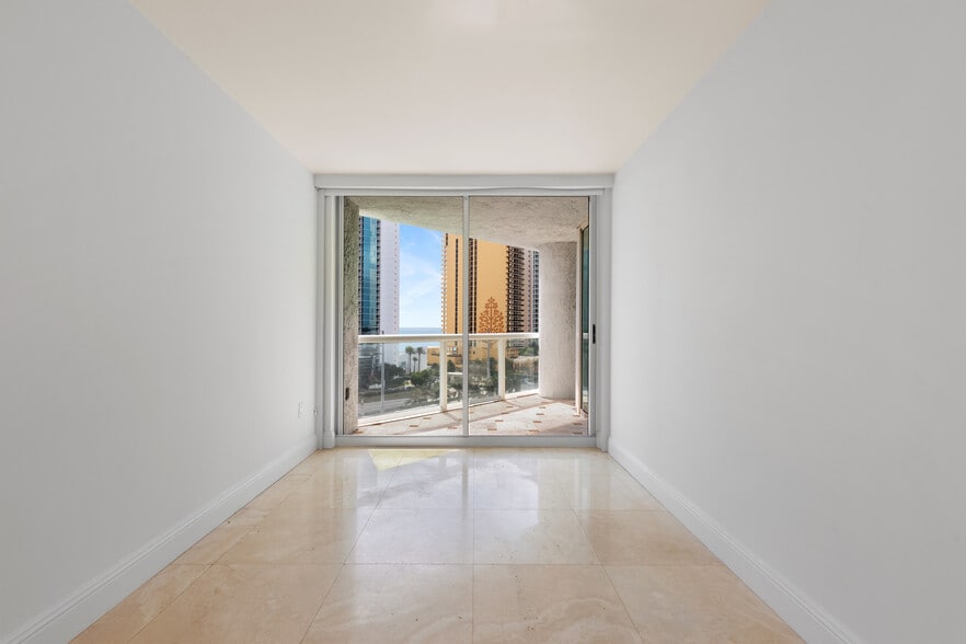 Building Photo - 16400 Collins Ave