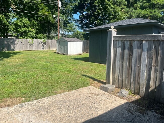 Building Photo - Spacious 4 bedroom 1.5 bath house