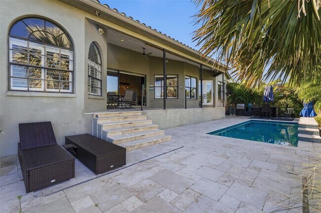 Building Photo - 909 Allegro Ln