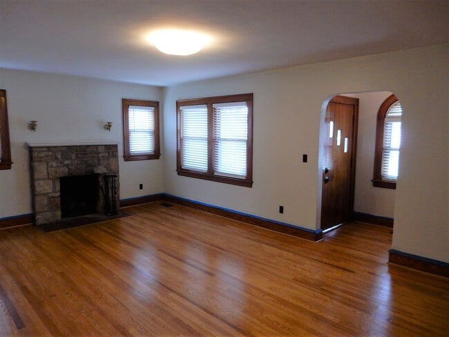 Building Photo - 3 BR home with fantastic location in the h...