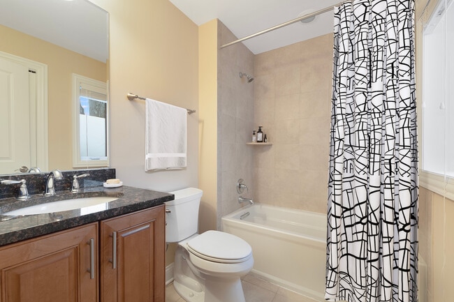 Staged Bathroom - 470 Green Bay Rd