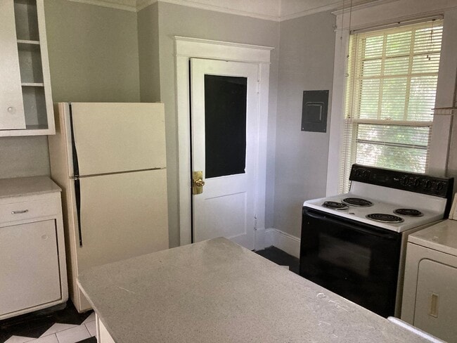Building Photo - 1Bedroom/ 1 Bath Apartment on Fourth St. M...