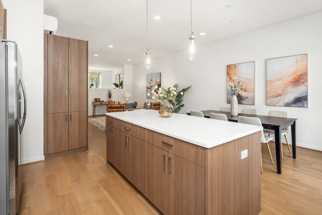 Building Photo - Fantastic Bellevue Townhouse with View...