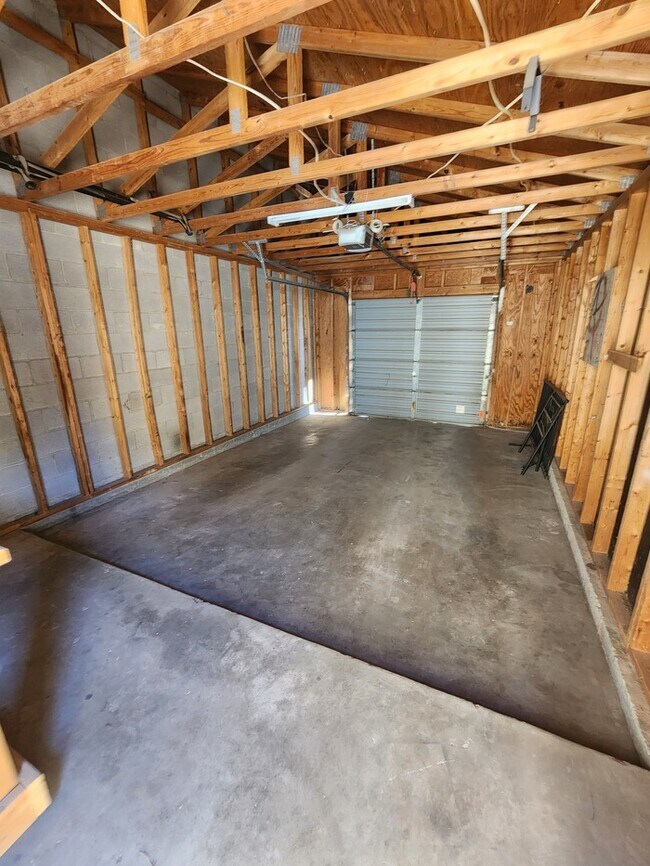 Building Photo - 3 bed 2 bath townhome, 1 car garage and 1 carport